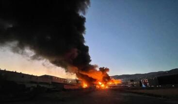 Kahramanmaraş’ta geri dönüşüm tesisinde yangın çıktı