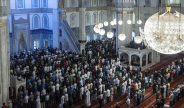 Kurban Bayramı coşkusu   Kurban Bayramı’nın başlamasıyla birlikte vatandaşlar bayram namazı için camileri doldurdu.