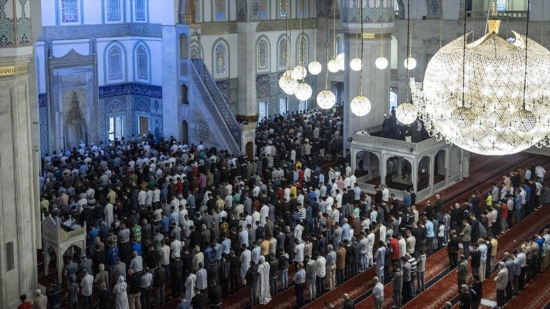 Kurban Bayramı coşkusu   Kurban Bayramı’nın başlamasıyla birlikte vatandaşlar bayram namazı için camileri doldurdu.