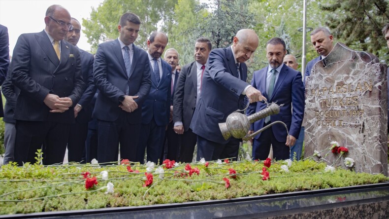 MHP Genel Başkanı Bahçeli, Alparslan Türkeş’in kabrini ziyaret etti