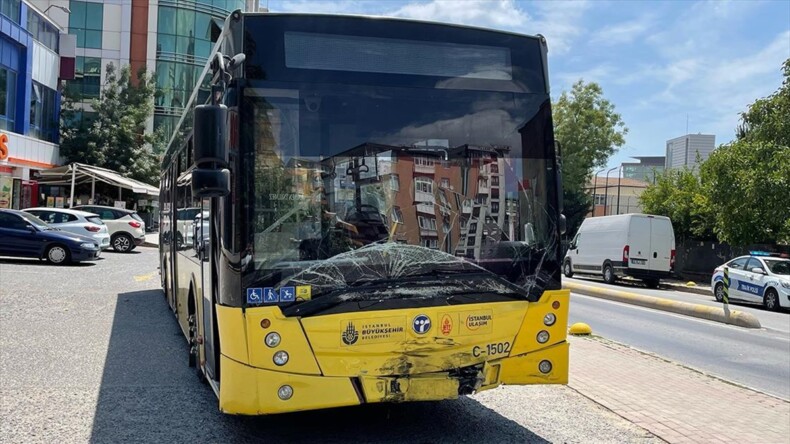 İstanbul’da İETT otobüsünün karıştığı kazada 3 kişi yaralandı