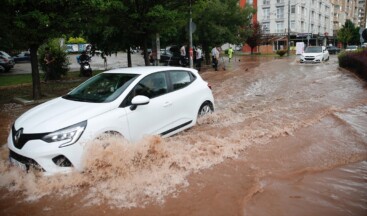 Eskişehir’de sağanak, su baskınlarına neden oldu