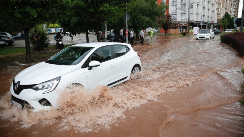 Eskişehir’de sağanak, su baskınlarına neden oldu