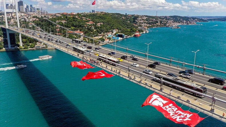 15 Temmuz Şehitler Köprüsü’ne Türk bayrağı asıldı