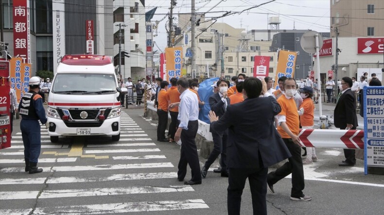 Japonya’da eski Başbakan Abe’nin öldürüldüğü bölgenin yakınında kurşun izine rastlandı