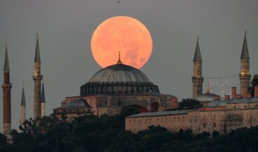 İstanbul’da dolunay kentin simge noktalarıyla fotoğraf karelerine yansıdı