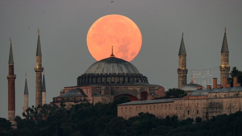 İstanbul’da dolunay kentin simge noktalarıyla fotoğraf karelerine yansıdı