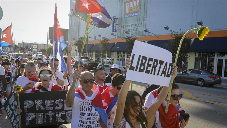 Küba, ABD’de kendisini protesto eden vatandaşlarına tepkili