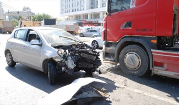 Çekmeköy’de 3 aracın karıştığı kaza nedeniyle trafik yoğunluğu oluştu