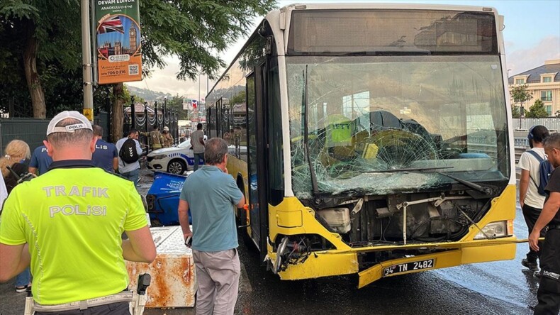 Üsküdar’da kaza yapan İETT otobüsünde hasar oluştu