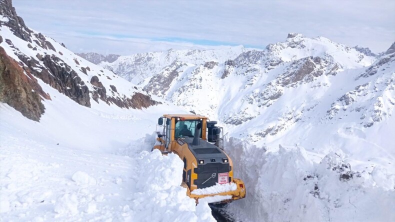 Hakkari’de ekipler üs bölgesi yolunda 4 metreyi bulan karla mücadele ediyor