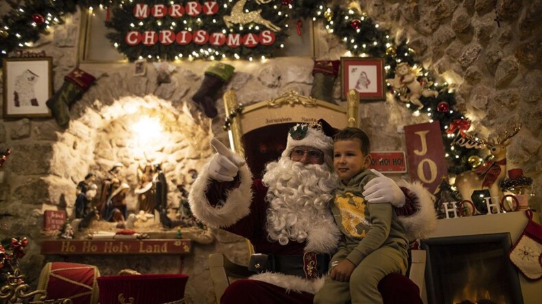 Kudüslü ‘Noel Baba’ yüzlerce yıllık evinde, çocukları ve turistleri karşılıyor