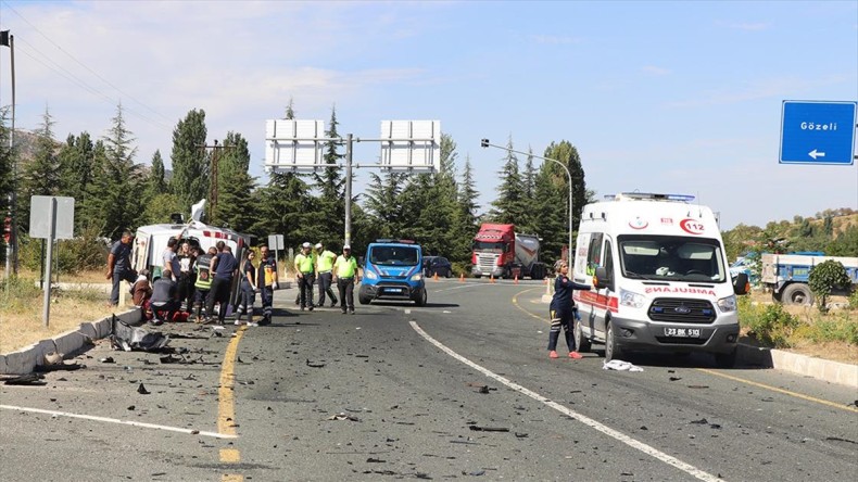 Elazığ’da yolcu otobüsü ile minibüsün çarpıştığı kazada 18 kişi yaralandı