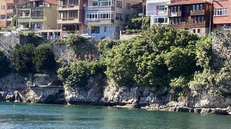 3 bin yıllık Amasra Kalesi’ne zarar veren ağaç kökleri temizleniyor