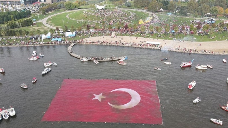 İzmit Körfezi’nde 1923 metrekarelik Türk bayrağı açıldı