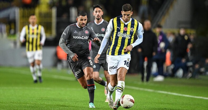 Fenerbahçe evinde kazanarak liderliğini sürdürdü