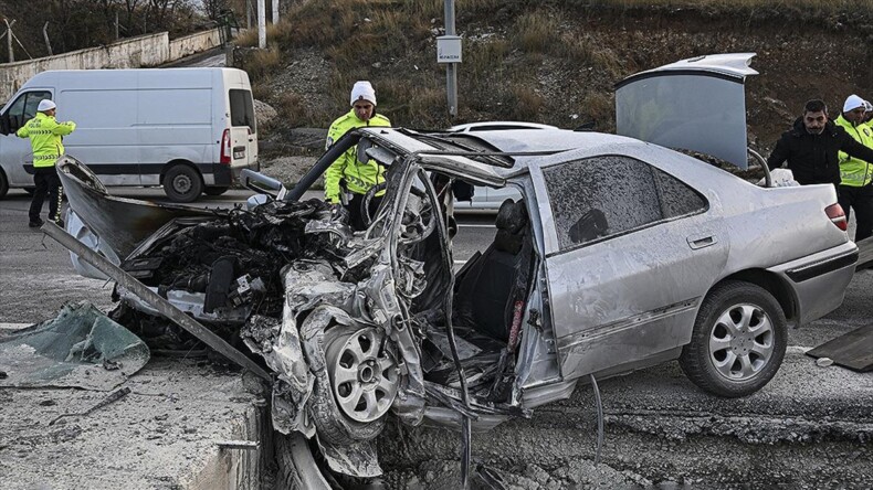 Ankara’da direğe çarpan araçtaki 4 kişi hayatını kaybetti