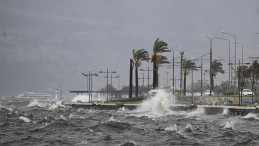 İzmir’de vapur seferleri iptal edildi