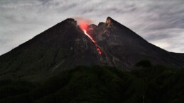 Endonezya’da Merapi Yanardağı’ndaki patlamalar nedeniyle 11 dağcı hayatını kaybetti