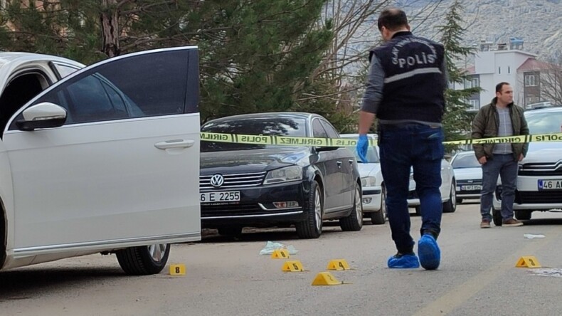 Antalya’da bir kişi tartıştığı oğlunu tabancayla vurarak öldürdüğü iddiasıyla gözaltına alındı