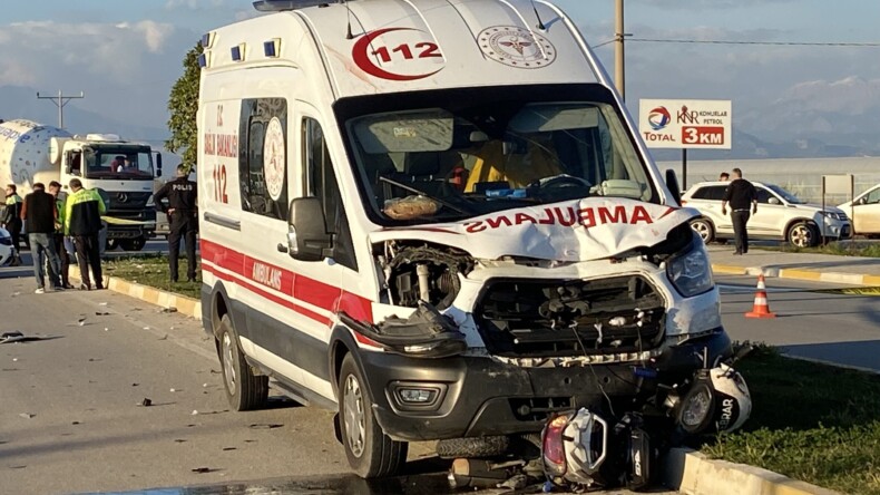 Antalya’da ambulans ile çarpışan motosikletin sürücüsü öldü