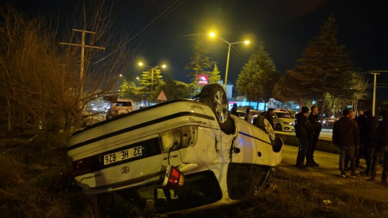 Isparta’da kamyonetle otomobilin çarpıştığı kazada 5 kişi yaralandı