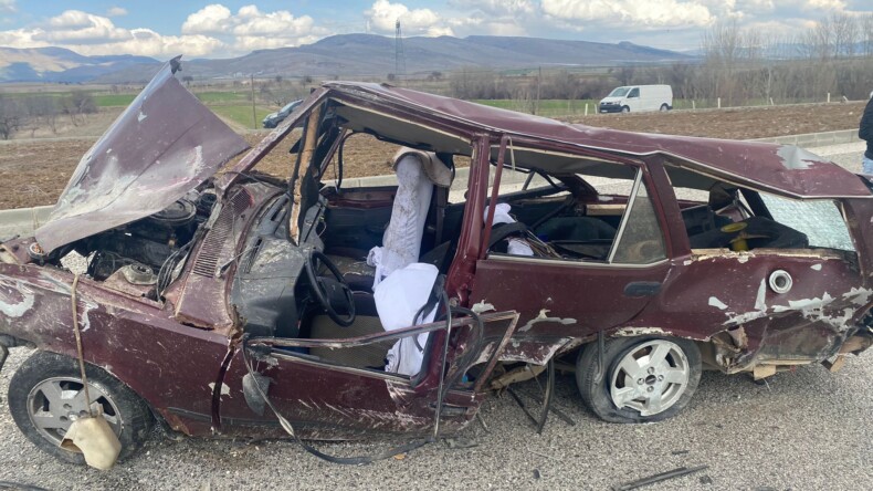 Isparta’da otomobil ve traktörün çarpıştığı kazada 4 kişi yaralandı