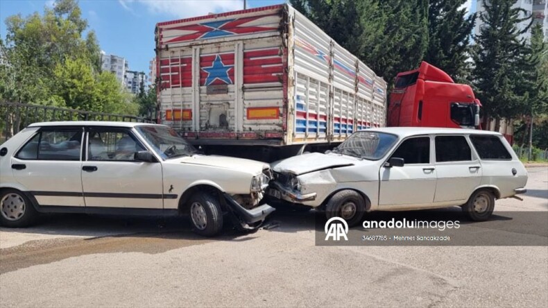 Adana’da park halindeyken yokuştan geriye hareket eden tır 3 araca çarptı
