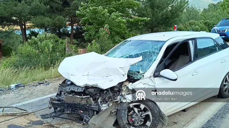 Adana’da kamyonla çarpışan otomobilin sürücüsü yaralandı