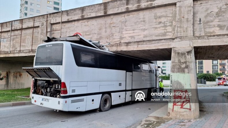 Mersin’de köprü altında sıkışan otobüs, vinç yardımıyla çıkartıldı