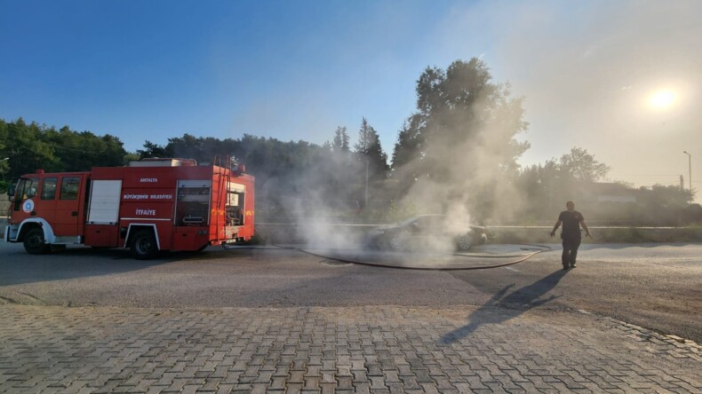 Kemer’de seyir halindeki otomobilde çıkan yangın söndürüldü