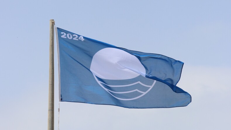 Antalya’nın sahillerinde sezonun ilk mavi bayrakları dalgalanmaya başladı