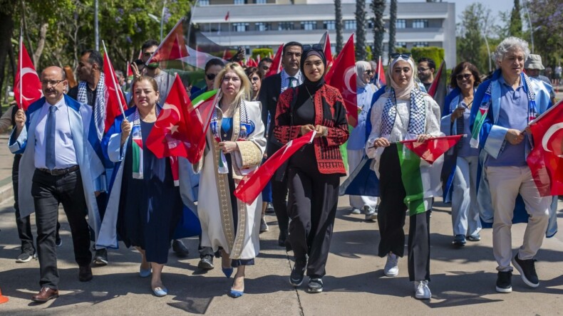 Akdeniz Üniversitesi’nden Filistin’e destek yürüyüşü