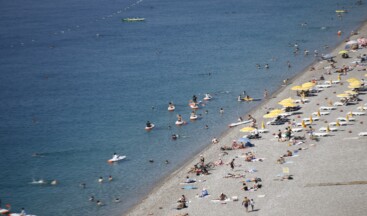 Antalya’da sıcak hava nedeniyle sahillerde yoğunluk oluştu