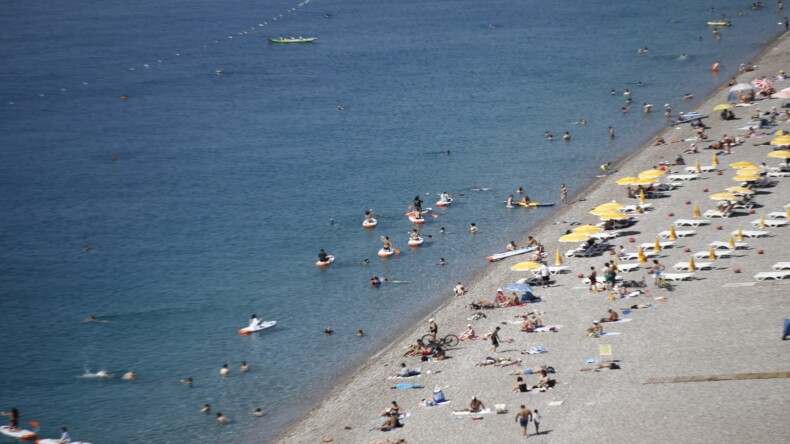 Antalya’da sıcak hava nedeniyle sahillerde yoğunluk oluştu