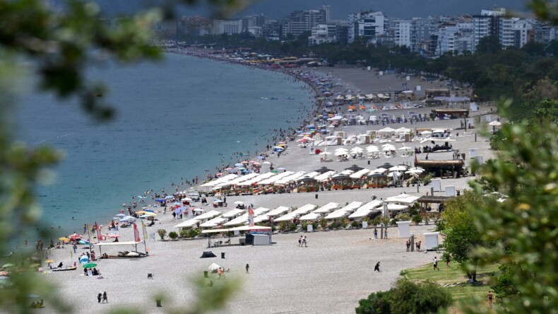 Antalya’da hava sıcaklığı sağanakla 11 derece azaldı