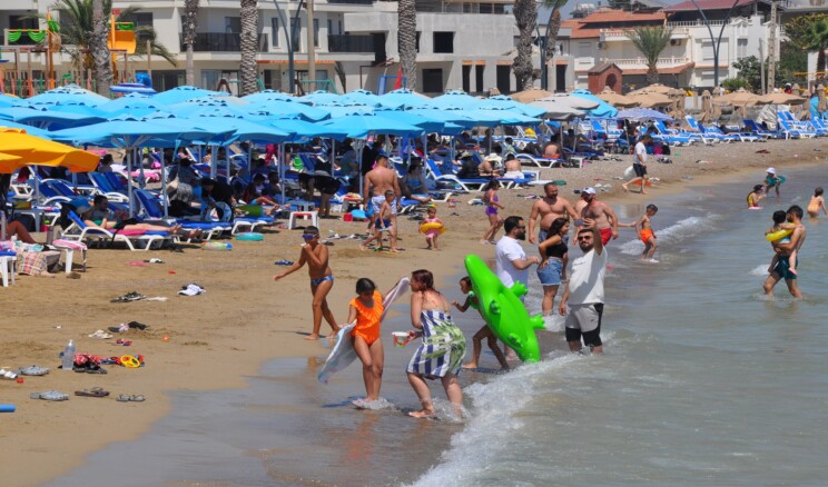 Mersin’deki plajlar, bayram tatilini denizde geçirmek isteyenleri ağırlıyor