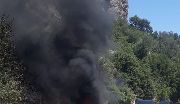 Antalya’da otomobilden ormanlık alana sıçrayan yangın söndürüldü