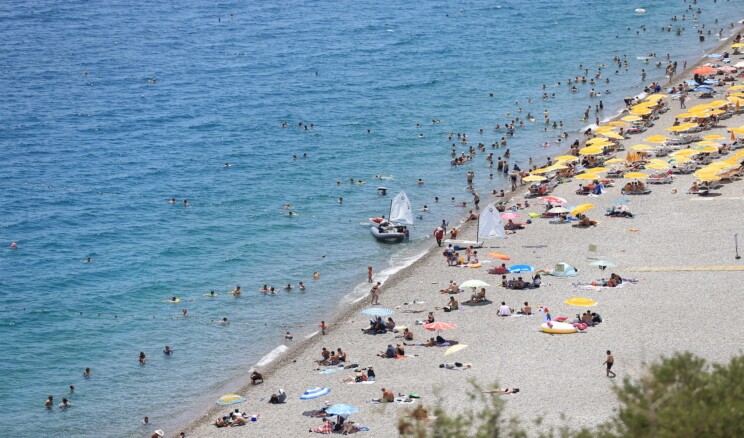 Antalya sahillerinde bayram tatili yoğunluğu sürüyor