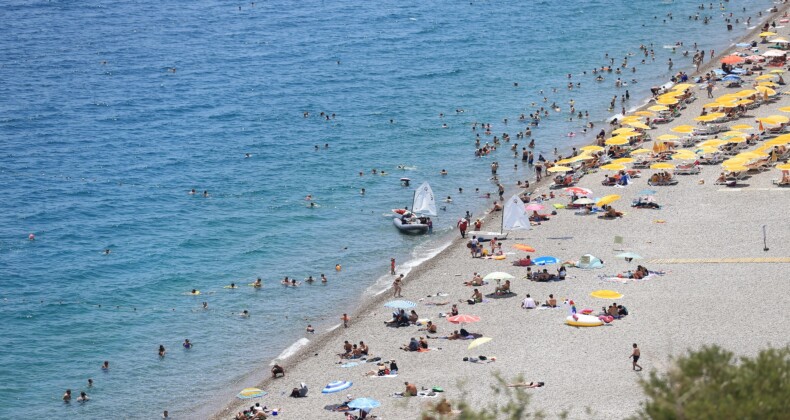 Antalya sahillerinde bayram tatili yoğunluğu sürüyor