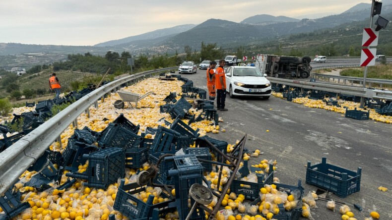 Mersin’de limon yüklü kamyonun devrilmesi sonucu 6 kişi yaralandı