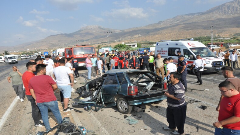 Son dakika: Mersin’de 2 servis aracı ve otomobilin karıştığı kazada 2 kişi öldü, 35 kişi yaralandı