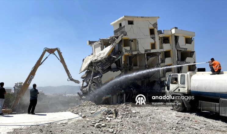 Depremin merkez üssü Kahramanmaraş’ta ağır hasarlı binaların yıkımı sürüyor