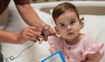 İzmir’de 14 aylık bebek anne ve babasının sesini ilk kez duydu