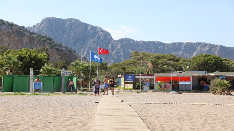 Antalya’da 17 plajda mavi bayrak dalgalanmaya başladı