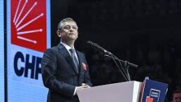  CHP Genel Başkanı Özel, partisine yeni katılan üyelere rozet taktı