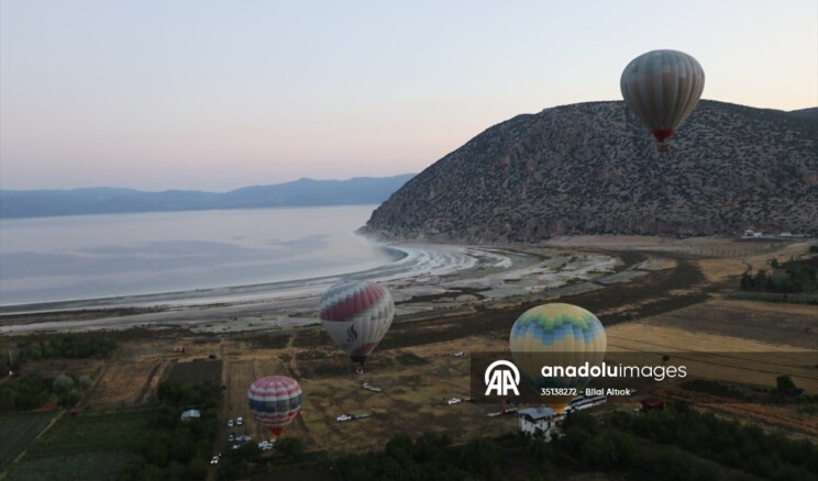 Burdur’da Salda Gölü manzaralı sıcak hava balon turizmi başlatıldı