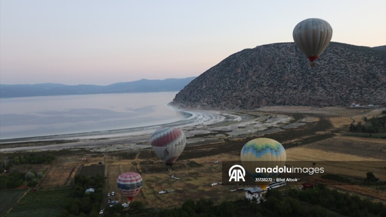 Burdur’da Salda Gölü manzaralı sıcak hava balon turizmi başlatıldı