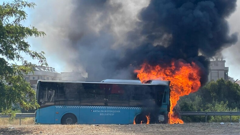 Antalya’da halk otobüsünde çıkan yangın söndürüldü