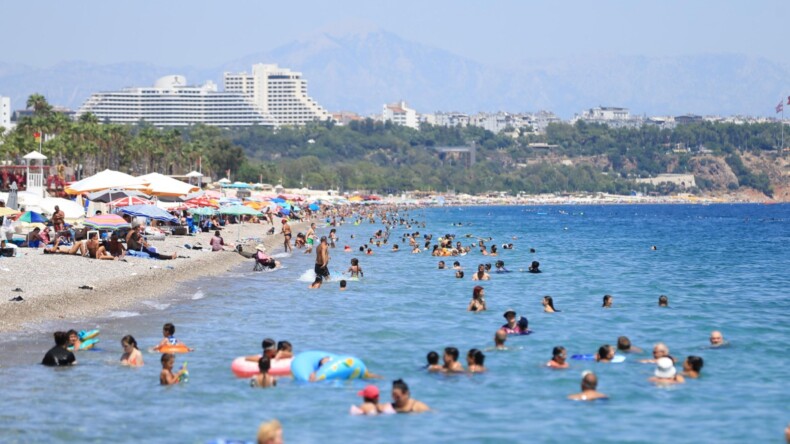 Antalya sahillerinde sıcak hava yoğunluğu